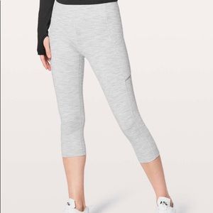 Lululemon gray & white crop leggings with pockets